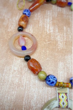 Collier mi-long d'inspiration asiatique avec belle pièce de jade Aniki Bijoux
