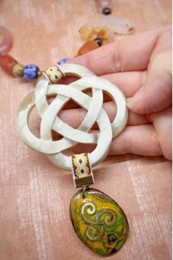 Collier mi-long d'inspiration asiatique avec belle pièce de jade Aniki Bijoux