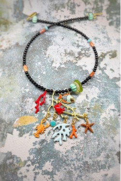 Collier court de fabrication artisanale par la créatrice  Aniki Bijoux