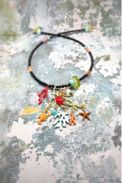 Collier court de fabrication artisanale par la créatrice  Aniki Bijoux