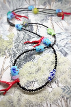 Sautoir fabriqué à partir de perles venues d'Asie, création Aniki Bijoux