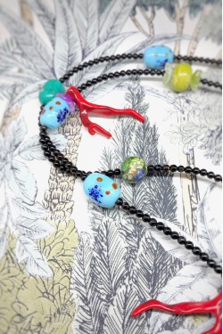 Sautoir fabriqué à partir de perles venues d'Asie, création Aniki Bijoux