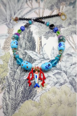 Collier court de fabrication artisanale par la créatrice  Aniki Bijoux