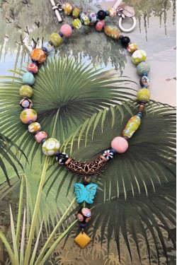 Collier mi-long d'inspiration asiatique  avec des perles de Bali et de Singapour, Aniki Bijoux