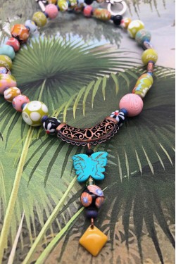 Collier mi-long d'inspiration asiatique  avec des perles de Bali et de Singapour, Aniki Bijoux