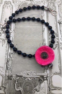 Collier court de fabrication artisanale par la créatrice  Aniki Bijoux