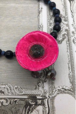 Collier court de fabrication artisanale par la créatrice  Aniki Bijoux