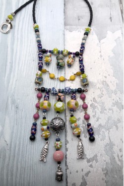 Collier mi-long d'inspiration asiatique avec des perles de Bali, Aniki Bijoux